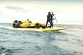 Siêu xe đua F1 Renault lướt ván mạo hiểm trên biển